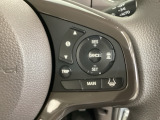 ハンドルにHondaセンシング系のクルーズコントロールやレーンキープアシストなどのスイッチが装備されています。ハンドルから手を離さず安全に操作できます。