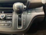CVT車のセレクトレバーです。低速から高速まで、変速ショックのないスムーズな走りを実現するとともに、エンジン効率のよい領域を維持することで燃費にも貢献します。