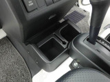 カップホルダーは運転席や助手席からちょうど手の届く位置です!!