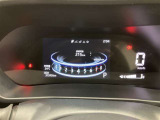 とっても見やすいメーターです。夜間時はラグジュアリーな気分にさせてくれる照明が魅力ですので、夜のドライブも楽しみになりますよ♪
