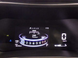 とっても見やすいメーターです。夜間時はラグジュアリーな気分にさせてくれる照明が魅力ですので、夜のドライブも楽しみになりますよ♪