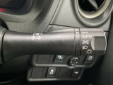 【オートライト】車のセンサーが周囲の明るさを感知し、自動でヘッドライトを点灯・消灯する機能です。この機能は夕暮れ時の交通事故が多い時間帯の安全性を高めてくれます。