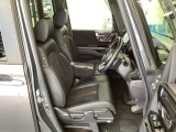 フロント広々、ベンチシートの運転席は、ハイトアジャスターが付いているので、快適にドライブができます。ハンドルはチルトステアリングで、ハンドル位置を上下に調節できます。