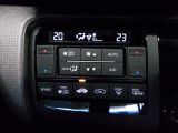 オートエアコンは左右席で独立温度コントロールが可能です。運転席はキンキンに冷やして助手席はマイルドにと言った設定が可能です。暑さ寒さでケンカすることもなくなりますね。