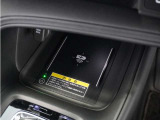 ◆ワイヤレス充電器◆ワイヤレス充電規格Qiに適合した機器を充電エリアに置くことで使用できます。