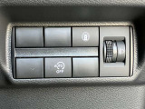 安全装備に関するボタンは運転席周りにまとめて設置されています