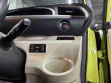 ドリンクはこちらのスペースに置いていただけます。運転の邪魔にならず、手に取りやすい位置で安全に管理できます。また他の備品とも干渉しないため快適にご利用いただけますので安心です。いつでもどうぞ。