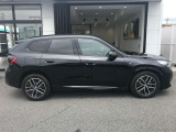 【BMWの伝統-3】BMWのお車は、&ldquo;駆け抜ける歓び&rdquo;を体現しております。走行の安定性とコーナリングの良さを追求し、思い通りにハンドルの操作可能です。