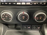 温度の設定のみで快適な風量やモードなどを自動調整してくれるフルオートエアコンを装備!
