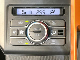 【オートエアコン】一度お好みの温度に設定すれば、車内の温度を検知し風量や温度を自動で調整。暑い&hellip;寒い&hellip;と何度もスイッチ操作をする必要はありません。快適な車内空間には必須の機能ですね♪