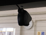 後方にもドライブレコーダーのカメラが付いています。前後両方でお車の周りを監視・記録いたします。