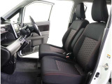 シックな色使いの運転席周りですね。すっきりとしたデザインで上品な色使いです。居心地の良い運転席長く座ってられるリラックスできるデザインがいいですね。