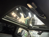 【ガラスルーフ】ガラスルーフ搭載で車内の解放感が一気にアップ!開放的なドライブをお楽しみいただけます。