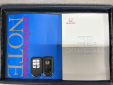 スマートキーは鍵をバッグに入れたままでもドアロックの開閉やエンジンのON・OFFができます。夜間や雨の日も鍵を探さなくて良いので便利です。
