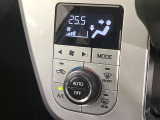 【オートエアコン】一度お好みの温度に設定すれば、車内の温度を検知し風量や温度を自動で調整。暑い&hellip;寒い&hellip;と何度もスイッチ操作をする必要はありません。快適な車内空間には必須の機能ですね♪