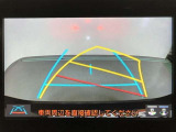 【バックガイドモニター】後方の映像をナビ画面に表示するだけでなく、ステアリング操作に連動して動くガイド線も同時に表示!予想進路の確認をしながら後退できるので便利です!