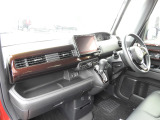 ★助手席周辺★ダッシュボードには豊富な収納BOXがありいつもすっきりとした車内!ほしい場所にちょうど良い収納を備えています。大きなフロントガラスによって見晴らしも良く快適な座り心地となっております