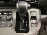 CVT車のセレクトレバーです。低速から高速まで、変速ショックのないスムーズな走りと、エンジン効率のよい領域を維持して燃費にも貢献します。サイドブレーキはスイッチ操作の電子制御パーキングブレーキです。