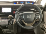 【ハンドル】運転にかかわる様々な操作を安全に行えるように視点移動が少なく操作性に配慮されたスイッチ類が凝縮されたコックピットです。