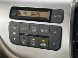【オートエアコン】一度お好みの温度に設定すれば、車内の温度を検知し風量や温度を自動で調整。暑い&hellip;寒い&hellip;と何度もスイッチ操作をする必要はありません。快適な車内空間には必須の機能ですね♪