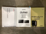 スマートキーは鍵をバッグに入れたままでもドアロックの開閉やエンジンのON・OFFができます。夜間や雨の日も鍵を探さなくて良いので便利です。