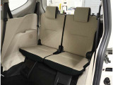サードシートは便利な5:5分割可倒式シートです。収納と乗車人数のバランスに優れています♪荷物の大きさに応じたラゲージスペースをフレキシブルに作り出せるので、シーンに応じた使い方ができます♪
