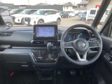 視点が高く、周りが見えやすいシート位置となっております。運転する時の眺めもいいですよ♪アームレストもあるので、長時間ドライブが楽しくなりますね!