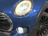 ●LEDヘッドライト:夜間走行時も良好な視界を確保し安心して運転できる高輝度LEDヘッドライトを装備!点灯速度が早く、消費電力も抑えられています。