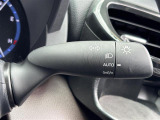 【オートライト(AUTO)】外の明るさをシステムが感知して、自動でヘッドライトが点灯します。ヘッドライトをつけ忘れを防ぐ便利機能です。