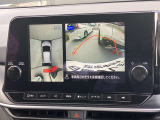 アラウンドビューモニターは4方のカメラで真上から車を見たようにモニターで確認ができる日産の自慢の装備です。前後センサーにより移動物検知、障害物検知をして画面に表示。是非実際の車で体感してみてください。