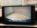 車庫入れなど後進運転時に死角をモニターで確認ができて安全です♪ ステアリング操作の参考になるガイド線も表示しますので車庫入れがニガテな方も安心ですネ!
