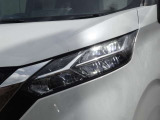 【LEDヘッドライト】悪天候や夜間走行時も良好な視界を確保し安心して運転できる高輝度LEDヘッドライトを装備!点灯速度が早く、消費電力も抑えられています。