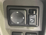【電動格納ミラー】サイドミラーは電動格納式となっており、狭い駐車場でもキズがつくリスクを抑えられます。
