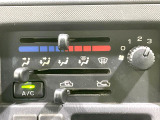 【オートエアコン】一度お好みの温度に設定すれば、車内の温度を検知し風量や温度を自動で調整。暑い&hellip;寒い&hellip;と何度もスイッチ操作をする必要はありません。快適な車内空間には必須の機能ですね♪