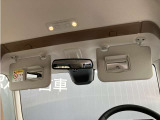バニティーミラーも付いてます☆お出かけの際にエチケットチェックに嬉しい装備です☆
