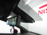 フロントカメラで前方の車両や歩行者を検知します。