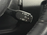 【クルーズコントロール】アクセルを踏み込まなくても設定した速度を保ち走行し続けることができる便利な機能です。ロングドライブになりがちな高速道路や有料道路で、その真価を発揮します。