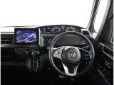 高いホールド性で運転姿勢が安定します。長距離ドライブでも疲れにくいのが魅力です。快適なドライビングライフをお送りください♪
