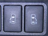 両側電動スライドドアを装備しております。