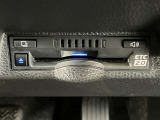 高速道路で便利な【ETC2.0】を装備しています。光ビーコン搭載で渋滞情報などナビゲーションと連動することで機能も充実いたします。他、観光施設に立ち寄るための高速料金割引サービス等もございます。