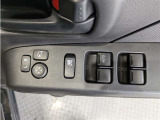 パワーウィンドウのスイッチですよ。 運転席に居ながら窓を開け閉めのコントロールできますよ。 ロック機能で、子供がイタズラして窓を開けるという事も無くなりますよ。