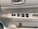 電動格納式リモコンドアミラーと、パワーウィンドウスイッチ等は運転席ドアにあります。