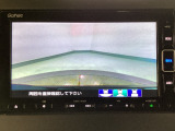 【バックカメラ】運転が苦手な方も車庫入れラクラクです!ギアをリバースに入れれば自動的に切り換わりますので、面倒な操作は不要です♪狭い駐車場もお車を傷つけず安心ですね!