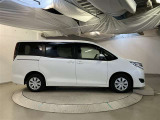 運転席側も電動スライドドアになってます。ショッピングなどでのお買い物時手がふさがっていてもドアに軽く触れるかリモコンで開閉できるので便利です!