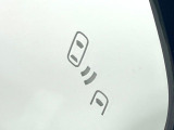 【ブラインドスポットモニター】走行中、ドアミラーの死角になりやすい箇所に後続車が接近するとサイドミラーのレンズに警告を表示!ドライバーに注意喚起をしてくれます。