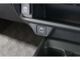 助手席側には充電用USBポートが装備されています
