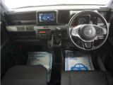 運転にかかわる様々な操作を安全に行えるように視点移動が少なく、操作性に配慮されたスイッチ類が凝縮されたコクピットです。