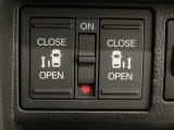 【両側パワースライドドア】両側がパワースライドドアになっており、運転席のスイッチやスマートキーでも開閉が可能です!開口部も広いので乗り降りも楽々♪