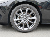 18インチ純正アルミホイールを装備。タイヤサイズは215/45R18となります。