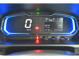 先進的なディスプレイ表示のスピードメーター。